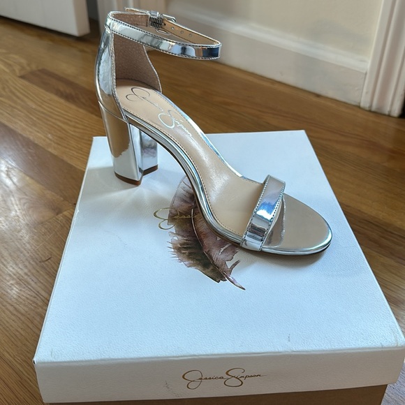 LAST CHANCE! NWT Jessica Simpson Silver Sandals, Size 8. - Picture 2 of 11
